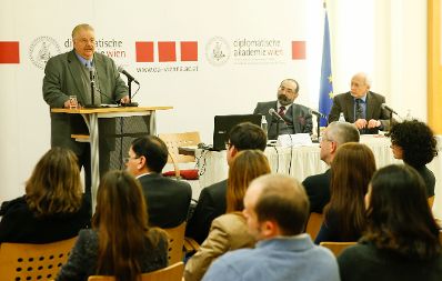 Am 9. Februar 2015 fand in der Diplomatischen Akademie Wien ein Gespr&auml;ch zum Thema: &bdquo;NICARAGUAN STATE POLICY TO MINIMISE THE EFFECTS OF THE WORLD ECOMOMIC CRISIS, ACCELERATE GROWTH, OVERCOME EXTREME POVERTY AND INCREASE RESILIENCE TO CLIMATE CHANGE&ldquo; statt. Am Rednerpult Dr. Paul Oquist Kelley, Minister im Amt des Pr&auml;sidenten der Republik Nicaragua. Am Podium Priv.-Doz. Alexander Balthasar, Leiter des Instituts f&uuml;r Staatsorganisation und Verwaltungsreform im Bundeskanzleramt (l.) und Dr. Peter Stania, Vizepr&auml;sident des Internationalen Instituts f&uuml;r den Frieden (r.).