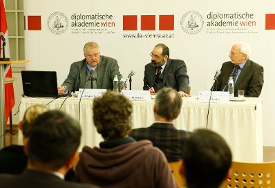 Am 9. Februar 2015 fand in der Diplomatischen Akademie Wien ein Gespr&auml;ch zum Thema: &bdquo;NICARAGUAN STATE POLICY TO MINIMISE THE EFFECTS OF THE WORLD ECOMOMIC CRISIS, ACCELERATE GROWTH, OVERCOME EXTREME POVERTY AND INCREASE RESILIENCE TO CLIMATE CHANGE&ldquo; statt. Am Podium (v.l.n.r.) Dr. Paul Oquist Kelley, Minister im Amt des Pr&auml;sidenten der Republik Nicaragua, Priv.-Doz. Alexander Balthasar, Leiter des Instituts f&uuml;r Staatsorganisation und Verwaltungsreform im Bundeskanzleramt und Dr. Peter Stania, Vizepr&auml;sident des Internationalen Instituts f&uuml;r den Frieden.