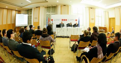 Am 9. Februar 2015 fand in der Diplomatischen Akademie Wien ein Gespr&auml;ch zum Thema: &bdquo;NICARAGUAN STATE POLICY TO MINIMISE THE EFFECTS OF THE WORLD ECOMOMIC CRISIS, ACCELERATE GROWTH, OVERCOME EXTREME POVERTY AND INCREASE RESILIENCE TO CLIMATE CHANGE&ldquo; statt. Blick aus dem Publikum. Am Podium (v.l.n.r.) Dr. Paul Oquist Kelley, Minister im Amt des Pr&auml;sidenten der Republik Nicaragua, Priv.-Doz. Alexander Balthasar, Leiter des Instituts f&uuml;r Staatsorganisation und Verwaltungsreform im Bundeskanzleramt und Dr. Peter Stania, Vizepr&auml;sident des Internationalen Instituts f&uuml;r den Frieden.