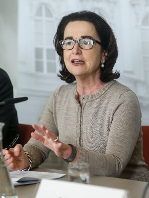 Am 12. Februar 2015 fand auf Einladung der Bioethikkommission im Bundeskanzleramt eine Pressekonferenz zum Thema &bdquo;Sterben in W&uuml;rde; Empfehlungen der Bioethikkommission zur Begleitung und Betreuung von Menschen am Lebensende&ldquo; statt. Im Bild Christiane Druml, Vorsitzende der Bioethikkommission.