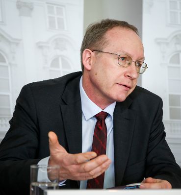 Am 12. Februar 2015 fand auf Einladung der Bioethikkommission im Bundeskanzleramt eine Pressekonferenz zum Thema &bdquo;Sterben in W&uuml;rde; Empfehlungen der Bioethikkommission zur Begleitung und Betreuung von Menschen am Lebensende&ldquo; statt. Im Bild Andreas Valentin, Mitglied der Bioethikkommission.