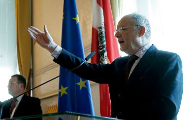 Am 13. Februar 2015 empfing Sektionschef Manfred Matzka (im Bild) in Vertretung des Bundeskanzlers die Teilnehmerinnen und Teilnehmer der 43. Pr&auml;sidentenkonferenz der Europ&auml;ischen Anwaltsorganisationen zu einem Empfang im Bundeskanzleramt.