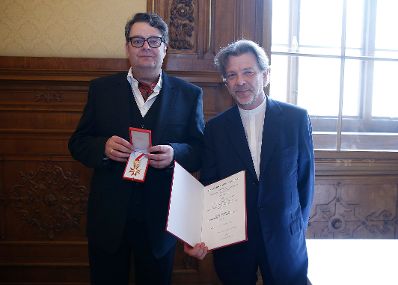 Am 25. Februar 2015 &Uuml;berreichte Sektionschef Michael P. Franz (r.) das Goldene Ehrenzeichen f&uuml;r Verdienste um die Republik &Ouml;sterreich an Rudolf Luftensteiner (l.).