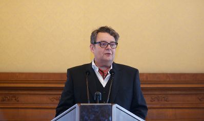 Am 25. Februar 2015 &uuml;berreichte Sektionschef Michael P. Franz das Goldene Ehrenzeichen f&uuml;r Verdienste um die Republik &Ouml;sterreich an Rudolf Luftensteiner (im Bild).