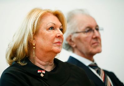 Am 13. M&auml;rz 2015 &uuml;berreichte Sektionschef Manfred Matzka das &Ouml;sterreichische Ehrenkreuz f&uuml;r Wissenschaft und Kunst an Frau Ursula Blickle-Marx (l.).
