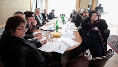 Am 26. M&auml;rz 2015 fand im Institut f&uuml;r Staatsorganisation und Verwaltungsreform ein nicht-&ouml;ffentliches Werkstattgespr&auml;ch zum Thema Organisationsrechtliche Rahmenbedingungen von Ombudsstellen statt. Blick auf die einzelnen Teilnehmer.