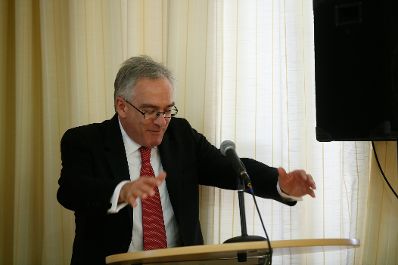 Am 27. und 28. April 2015 fand in der Diplomatischen Akademie Wien die Conference on European Democracy (EuDEM) 2015 statt. Im Bild Gesandter Fischer, Vizepr&auml;sident des mitveranstaltenden Austria Instituts f&uuml;r Europa und Sicherheitspolitik (AIES), bei der Begr&uuml;&szlig;ung.