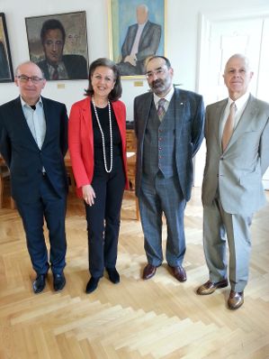 Am 27. Mai 2015 fand die Pr&auml;sentation des Buches &bdquo;Effiziente Regierungsorganisation - Das Reformvorhaben &quot;Amt der Bundesregierung&quot; im internationalen Vergleich&ldquo; im Alten Landhaus Innsbruck statt. Im Bild (v.l.n.r.) Prof. Peter Bu&szlig;j&auml;ger, Direktor des Institutes f&uuml;r F&ouml;deralismus und Mitherausgeber des Buches, Landesr&auml;tin Patrizia Zoller-Frischauf, Priv.-Doz. Alexander Balthasar, Leiter des Institutes f&uuml;r Staatsorganisation und Verwaltungsreform des Bundeskanzleramtes und Mitherausgeber des Buches, Prof. Gustav Wachter, Pr&auml;sident der Tiroler Juristischen Gesellschaft.
