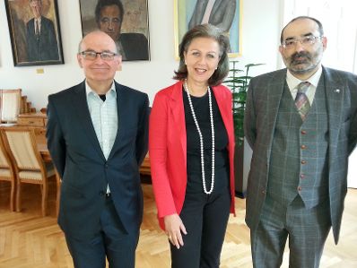 Am 27. Mai 2015 fand die Pr&auml;sentation des Buches &bdquo;Effiziente Regierungsorganisation - Das Reformvorhaben &quot;Amt der Bundesregierung&quot; im internationalen Vergleich&ldquo; im Alten Landhaus Innsbruck statt. Im Bild (v.l.n.r.) Prof. Peter Bu&szlig;j&auml;ger, Landesr&auml;tin Patrizia Zoller-Frischauf und Priv.-Doz. Alexander Balthasar.