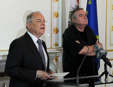 Am 8. Juni 2015 fand im Bundeskanzleramt das Pre-Opening der Ausstellung &quot;Idee Europa - 200 Jahre Wiener Kongress&quot; statt. Im Bild Sektionschef Manfred Matzka (l.) mit dem Generaldirektor des &Ouml;sterreichischen Staatsarchivs Wolfgang Maderthaner (r.).