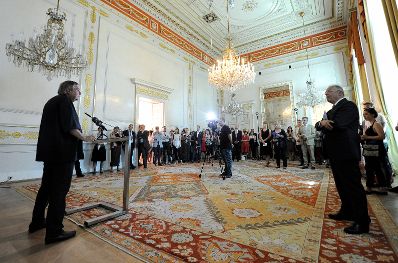 Am 8. Juni 2015 fand im Bundeskanzleramt das Pre-Opening der Ausstellung &quot;Idee Europa - 200 Jahre Wiener Kongress&quot; statt. Im Bild der Generaldirektor des &Ouml;sterreichischen Staatsarchivs Wolfgang Maderthaner (l.) und Sektionschef Manfred Matzka (r.).