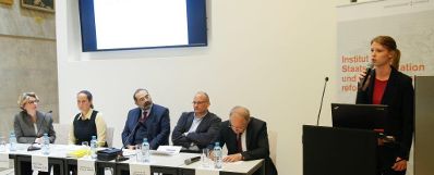 Am 13. Oktober 2015 fand auf der Wirtschaftsuniversit&auml;t Wien, in Kooperation mit ELSA-WU, eine Veranstaltung zum Thema &quot;Die Verwaltung als Arbeitgeber&quot; statt. Am Rednerpult Caroline Homan, ELSA-WU, bei der Begr&uuml;&szlig;ung, am Podium (v.l.n.r.) Bereichsdirektorin Dr. Schmied, Mag. Bukovacz, Priv.-Doz. Balthasar, Prof. Holoubek, Sektionschef Dr. Matzka.