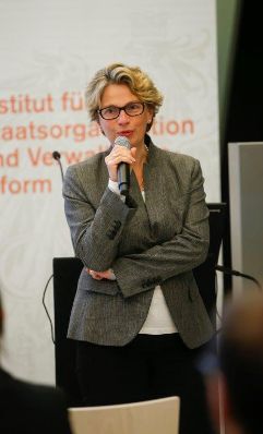 Am 13. Oktober 2015 fand auf der Wirtschaftsuniversit&auml;t Wien, in Kooperation mit ELSA-WU, eine Veranstaltung zum Thema &quot;Die Verwaltung als Arbeitgeber&quot; statt. Im Bild Bereichsdirektorin Dr. Schmied bei ihrer Pr&auml;sentation.