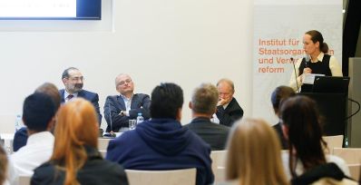 Am 13. Oktober 2015 fand auf der Wirtschaftsuniversit&auml;t Wien, in Kooperation mit ELSA-WU, eine Veranstaltung zum Thema &quot;Die Verwaltung als Arbeitgeber&quot; statt. Blick aus dem Publikum; am Rednerpult: Mag. Bukovacz, am Podium (v.l.n.r.) Priv.-Doz. Balthasar, Prof. Holoubek, Sektionschef Dr. Matzka.