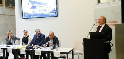 Am 13. Oktober 2015 fand auf der Wirtschaftsuniversit&auml;t Wien, in Kooperation mit ELSA-WU, eine Veranstaltung zum Thema &quot;Die Verwaltung als Arbeitgeber&quot; statt. Am Rednerpult: Sektionschef Dr. Matzka; am Podium (v.l.n.r.) Bereichsdirektorin Dr. Schmied, Mag. Bukovacz, Priv.-Doz. Balthasar, Prof. Holoubek.