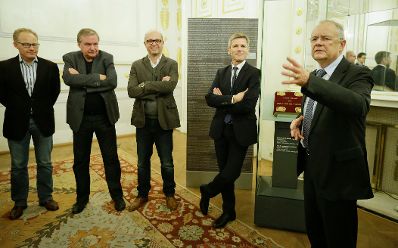 Am 3. November 2015 fand die Abschlussveranstaltung zur Ausstellung &quot;Idee Europa&quot; im Bundeskanzleramt statt. Im Bild Kunst- und Kulturminister Josef Ostermayer (2.v.r.) mit Sektionschef Manfred Matzka (r.).