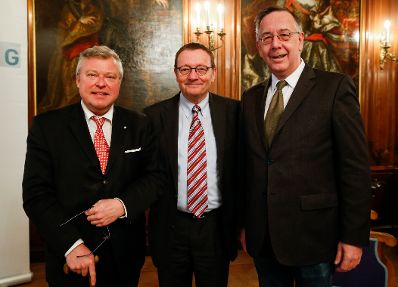 Am 11. Dezember 2015 fand, in Kooperation mit der &Ouml;sterreichischen Verwaltungswissenschaftlichen Gesellschaft (&Ouml;VG), im Ahnensaal des Bundesdenkmalamtes eine Verwaltungswissenschaftliche Matin&eacute;e aus Anlass des bevorstehenden Ruhestandes von Sektionschef Dr. Manfred Matzka, Pr&auml;sident der &Ouml;VG, als Pr&auml;sidialchef des Bundeskanzleramtes statt. Im Bild (v.l.n.r.) Prof. Geert Bouckaert, Pr&auml;sident des IIAS; Prof. Werner Jann, erster Vize-Pr&auml;sident des IIAS; GD Dr. Theo Thanner, &ouml;sterreichisches Mitglied im Verwaltungsrat des IIAS.