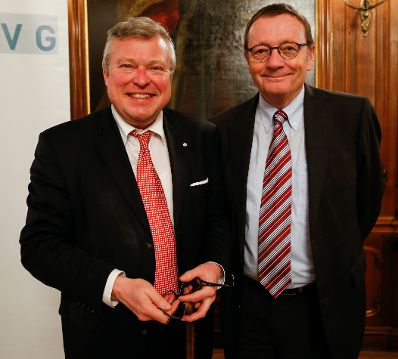 Am 11. Dezember 2015 fand, in Kooperation mit der &Ouml;sterreichischen Verwaltungswissenschaftlichen Gesellschaft (&Ouml;VG), im Ahnensaal des Bundesdenkmalamtes eine Verwaltungswissenschaftliche Matin&eacute;e aus Anlass des bevorstehenden Ruhestandes von Sektionschef Dr. Manfred Matzka, Pr&auml;sident der &Ouml;VG, als Pr&auml;sidialchef des Bundeskanzleramtes statt. Im Bild die beiden Festvortragenden, Prof. Geert Bouckaert (Katholische Universit&auml;t L&ouml;wen; links) und Prof. Werner Jann (Universit&auml;t Potsdam; rechts).