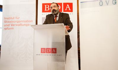 Am 11. Dezember 2015 fand, in Kooperation mit der &Ouml;sterreichischen Verwaltungswissenschaftlichen Gesellschaft (&Ouml;VG), im Ahnensaal des Bundesdenkmalamtes eine Verwaltungswissenschaftliche Matin&eacute;e aus Anlass des bevorstehenden Ruhestandes von Sektionschef Dr. Manfred Matzka, Pr&auml;sident der &Ouml;VG, als Pr&auml;sidialchef des Bundeskanzleramtes statt. Im Bild Priv.-Doz. Alexander Balthasar, Leiter des IfSV, bei der Begr&uuml;&szlig;ung.