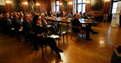 Am 11. Dezember 2015 fand, in Kooperation mit der &Ouml;sterreichischen Verwaltungswissenschaftlichen Gesellschaft (&Ouml;VG), im Ahnensaal des Bundesdenkmalamtes eine Verwaltungswissenschaftliche Matin&eacute;e aus Anlass des bevorstehenden Ruhestandes von Sektionschef Dr. Manfred Matzka, Pr&auml;sident der &Ouml;VG, als Pr&auml;sidialchef des Bundeskanzleramtes statt. Blick ins Publikum; in der Mitte der Jubilar, links ua Prof. Ludwig Adamovich, ehem. Pr&auml;sident des VfGH, und Vizepr&auml;sidentin des VwGH Dr. Anna Sporrer.