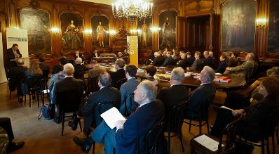 Am 11. Dezember 2015 fand, in Kooperation mit der &Ouml;sterreichischen Verwaltungswissenschaftlichen Gesellschaft (&Ouml;VG), im Ahnensaal des Bundesdenkmalamtes eine Verwaltungswissenschaftliche Matin&eacute;e aus Anlass des bevorstehenden Ruhestandes von Sektionschef Dr. Manfred Matzka, Pr&auml;sident der &Ouml;VG, als Pr&auml;sidialchef des Bundeskanzleramtes statt. Blick aus dem Publikum. Am Rednerpult Prof. Werner Jann, am Podium (v.l.n.r.) Prof. Geert Bouckaert, GS Gregor Wenda und Priv.-Doz. Alexander Balthasar.