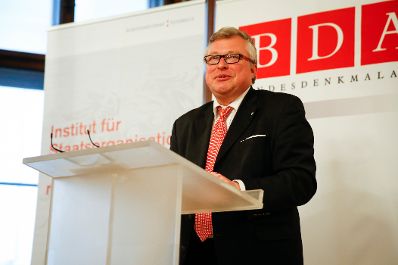 Am 11. Dezember 2015 fand, in Kooperation mit der &Ouml;sterreichischen Verwaltungswissenschaftlichen Gesellschaft (&Ouml;VG), im Ahnensaal des Bundesdenkmalamtes eine Verwaltungswissenschaftliche Matin&eacute;e aus Anlass des bevorstehenden Ruhestandes von Sektionschef Dr. Manfred Matzka, Pr&auml;sident der &Ouml;VG, als Pr&auml;sidialchef des Bundeskanzleramtes statt. Im Bild Prof. Geert Bouckaert bei seinem Vortag.