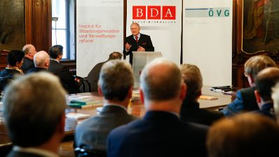 Am 11. Dezember 2015 fand, in Kooperation mit der &Ouml;sterreichischen Verwaltungswissenschaftlichen Gesellschaft (&Ouml;VG), im Ahnensaal des Bundesdenkmalamtes eine Verwaltungswissenschaftliche Matin&eacute;e aus Anlass des bevorstehenden Ruhestandes von Sektionschef Dr. Manfred Matzka, Pr&auml;sident der &Ouml;VG, als Pr&auml;sidialchef des Bundeskanzleramtes statt. Im Bild Sektionschef Dr. Manfred Matzka bei seinen Dankesworten.