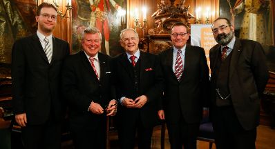 Am 11. Dezember 2015 fand, in Kooperation mit der &Ouml;sterreichischen Verwaltungswissenschaftlichen Gesellschaft (&Ouml;VG), im Ahnensaal des Bundesdenkmalamtes eine Verwaltungswissenschaftliche Matin&eacute;e aus Anlass des bevorstehenden Ruhestandes von Sektionschef Dr. Manfred Matzka, Pr&auml;sident der &Ouml;VG, als Pr&auml;sidialchef des Bundeskanzleramtes statt. Im Bild (v.l.n.r.) Gregor Wenda, Generalsekret&auml;r der &Ouml;VG; Prof. Geert Bouckaert, Pr&auml;sident des Internationalen Instituts f&uuml;r Verwaltungswissenschaften (IIAS), Br&uuml;ssel; Sektionschef Dr. Manfred Matzka; Prof. Werner Jann, erster Vize-Pr&auml;sident des IIAS; Priv.-Doz. Alexander Balthasar, Leiter des IfSV.