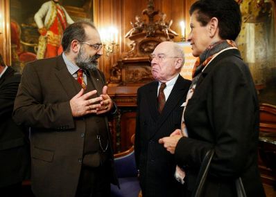 Am 11. Dezember 2015 fand, in Kooperation mit der &Ouml;sterreichischen Verwaltungswissenschaftlichen Gesellschaft (&Ouml;VG), im Ahnensaal des Bundesdenkmalamtes eine Verwaltungswissenschaftliche Matin&eacute;e aus Anlass des bevorstehenden Ruhestandes von Sektionschef Dr. Manfred Matzka, Pr&auml;sident der &Ouml;VG, als Pr&auml;sidialchef des Bundeskanzleramtes statt. Im Bild Prof. Walter Barfu&szlig;, Pr&auml;sident von Austrian Standards, samt Gattin, im Gespr&auml;ch mit Priv.-Doz. Alexander Balthasar.