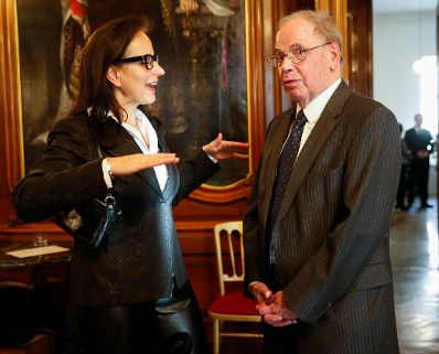 Am 11. Dezember 2015 fand, in Kooperation mit der &Ouml;sterreichischen Verwaltungswissenschaftlichen Gesellschaft (&Ouml;VG), im Ahnensaal des Bundesdenkmalamtes eine Verwaltungswissenschaftliche Matin&eacute;e aus Anlass des bevorstehenden Ruhestandes von Sektionschef Dr. Manfred Matzka, Pr&auml;sident der &Ouml;VG, als Pr&auml;sidialchef des Bundeskanzleramtes statt. Im Bild Vize-Pr&auml;s. des VwGH Dr. Anna Sporrer mit Prof. Theo &Ouml;hlinger.