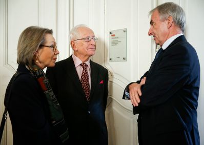 Am 11. Dezember 2015 fand, in Kooperation mit der &Ouml;sterreichischen Verwaltungswissenschaftlichen Gesellschaft (&Ouml;VG), im Ahnensaal des Bundesdenkmalamtes eine Verwaltungswissenschaftliche Matin&eacute;e aus Anlass des bevorstehenden Ruhestandes von Sektionschef Dr. Manfred Matzka, Pr&auml;sident der &Ouml;VG, als Pr&auml;sidialchef des Bundeskanzleramtes statt. Im Bild Prof. Ludwig Adamovich, samt Gattin, im Gespr&auml;ch mit LAD i.R. Dr. Robert Tauber.