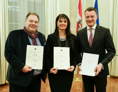 Am 18. Dezember 2015 bestellte der Bundeskanzler Vertreterinnen und Vertreter der Wirtschaft zu Mitgliedern der bei der Bundesanstalt &quot;Statistik &Ouml;sterreich&quot; eingerichteten Wirtschaftskurie. Damit haben sie das Recht, die Bezeichnung &quot;Kommerzialrat f&uuml;r die Statistik&quot; zu f&uuml;hren. Im Bild Andreas Holzmann (l.) mit Alexandra Psichos (m.) und Markus Friesacher (r.).