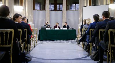 Am 7. M&auml;rz 2016 fand in Kooperation mit dem Dachverband der Verwaltungsrichter eine Vortrags- und Diskussionsveranstaltung mit Dr. Viktor Kreuschitz, Richter am Gericht des Gerichtshofes der Europ&auml;ischen Union, im Kassensaal des Amtsgeb&auml;udes Hohenstaufengasse 3, statt. Am Podium von rechts nach links: Dr. Viktor Kreuschitz, Dr. Edith Zeller, Pr&auml;sidentin der Europ&auml;ischen Verwaltungsrichter-Vereinigung und Richterin des LVwG Wien, Priv.-Doz. Alexander Balthasar, Leiter des Instituts f&uuml;r Staatsorganisation und Verwaltungsreform.