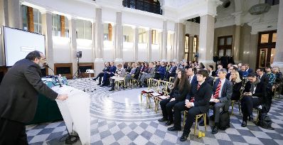 Am 7. M&auml;rz 2016 fand in Kooperation mit dem Dachverband der Verwaltungsrichter eine Vortrags- und Diskussionsveranstaltung mit Dr. Viktor Kreuschitz, Richter am Gericht des Gerichtshofes der Europ&auml;ischen Union, im Kassensaal des Amtsgeb&auml;udes Hohenstaufengasse 3, statt. Links im Bild Priv.-Doz. Alexander Balthasar bei der Begr&uuml;&szlig;ung, 2. Reihe rechts: Sen.Pr&auml;s. des VwGH Dr. Martin K&ouml;hler.