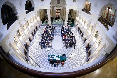 Am 7. M&auml;rz 2016 fand in Kooperation mit dem Dachverband der Verwaltungsrichter eine Vortrags- und Diskussionsveranstaltung mit Dr. Viktor Kreuschitz, Richter am Gericht des Gerichtshofes der Europ&auml;ischen Union, im Kassensaal des Amtsgeb&auml;udes Hohenstaufengasse 3, statt. Blick von der Galerie.