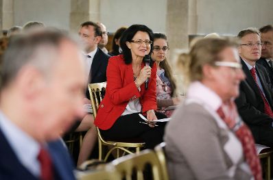 Am 7. M&auml;rz 2016 fand in Kooperation mit dem Dachverband der Verwaltungsrichter eine Vortrags- und Diskussionsveranstaltung mit Dr. Viktor Kreuschitz, Richter am Gericht des Gerichtshofes der Europ&auml;ischen Union, im Kassensaal des Amtsgeb&auml;udes Hohenstaufengasse 3, statt. Im Bild Prof. Verica Trstenjak, ehemalige Generalanw&auml;ltin EuGH, bei ihrer Wortmeldung.