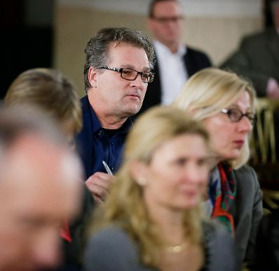 Am 7. M&auml;rz 2016 fand in Kooperation mit dem Dachverband der Verwaltungsrichter eine Vortrags- und Diskussionsveranstaltung mit Dr. Viktor Kreuschitz, Richter am Gericht des Gerichtshofes der Europ&auml;ischen Union, im Kassensaal des Amtsgeb&auml;udes Hohenstaufengasse 3, statt. Im Bild der Pr&auml;sident der Verwaltungsrichter-Vereinigung Dr. Siegfried K&ouml;nigshofer, Richter des LVwG Wien.