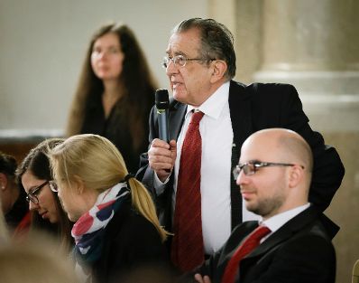 Am 7. M&auml;rz 2016 fand in Kooperation mit dem Dachverband der Verwaltungsrichter eine Vortrags- und Diskussionsveranstaltung mit Dr. Viktor Kreuschitz, Richter am Gericht des Gerichtshofes der Europ&auml;ischen Union, im Kassensaal des Amtsgeb&auml;udes Hohenstaufengasse 3, statt. Im Bild Prof. Peter Doralt bei einer Wortmeldung.