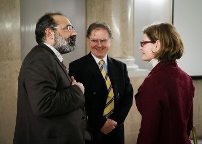 Am 7. M&auml;rz 2016 fand in Kooperation mit dem Dachverband der Verwaltungsrichter eine Vortrags- und Diskussionsveranstaltung mit Dr. Viktor Kreuschitz, Richter am Gericht des Gerichtshofes der Europ&auml;ischen Union, im Kassensaal des Amtsgeb&auml;udes Hohenstaufengasse 3, statt. Im Bild von rechts nach links Dr. Edith Zeller, Dr. Viktor Kreuschitz, Priv.-Doz. Alexander Balthasar.