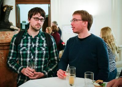 Am 7. M&auml;rz 2016 fand in Kooperation mit dem Dachverband der Verwaltungsrichter eine Vortrags- und Diskussionsveranstaltung mit Dr. Viktor Kreuschitz, Richter am Gericht des Gerichtshofes der Europ&auml;ischen Union, im Kassensaal des Amtsgeb&auml;udes Hohenstaufengasse 3, statt. Im Bild Jugend am Buffet.