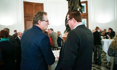 Am 7. M&auml;rz 2016 fand in Kooperation mit dem Dachverband der Verwaltungsrichter eine Vortrags- und Diskussionsveranstaltung mit Dr. Viktor Kreuschitz, Richter am Gericht des Gerichtshofes der Europ&auml;ischen Union, im Kassensaal des Amtsgeb&auml;udes Hohenstaufengasse 3, statt. Blick: Ausklang am Buffet.