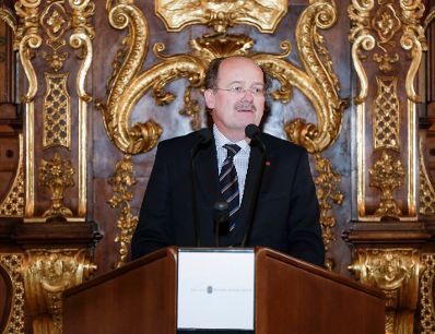 Am 8. M&auml;rz 2016 &uuml;berreichte Ministerialrat Reinhold Hohengartner die Urkunden, mit denen Hans-Gerd Ramacher und Kurt Franz Schmid der Berufstitel Professor verliehen wurde. Im Bild der Laudator Wolfgang J. Bandion.