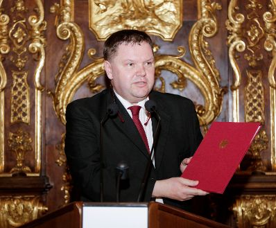 Am 8. M&auml;rz 2016 &uuml;berreichte Ministerialrat Reinhold Hohengartner die Urkunden, mit denen Hans-Gerd Ramacher (im Bild) und Kurt Franz Schmid der Berufstitel Professor verliehen wurde.