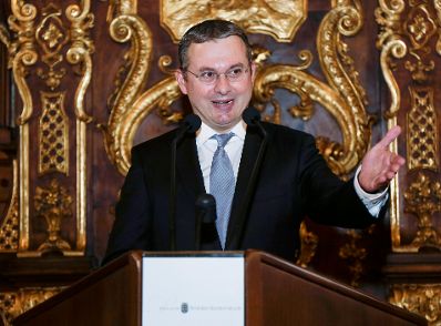 Am 8. M&auml;rz 2016 &uuml;berreichte Ministerialrat Reinhold Hohengartner die Urkunden, mit denen Hans-Gerd Ramacher und Kurt Franz Schmid (im Bild) der Berufstitel Professor verliehen wurde.