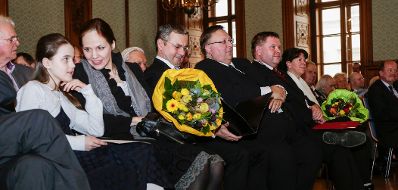Am 8. M&auml;rz 2016 &uuml;berreichte Ministerialrat Reinhold Hohengartner die Urkunden, mit denen Hans-Gerd Ramacher und Kurt Franz Schmid der Berufstitel Professor verliehen wurde.