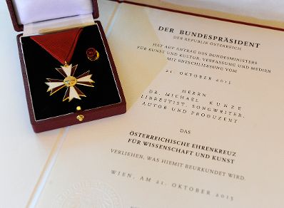 Am 11. M&auml;rz 2016 &uuml;berreichte Sektionschefin Andrea Ecker das &Ouml;sterreichische Ehrenkreuz f&uuml;r Wissenschaft und Kunst an Michael Kunze und Sylvester Levay.