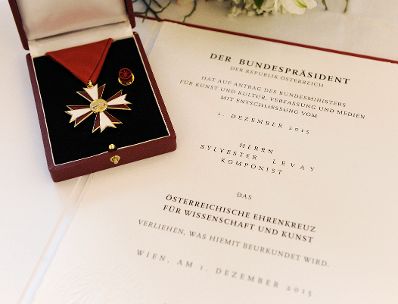 Am 11. M&auml;rz 2016 &uuml;berreichte Sektionschefin Andrea Ecker das &Ouml;sterreichische Ehrenkreuz f&uuml;r Wissenschaft und Kunst an Michael Kunze und Sylvester Levay.