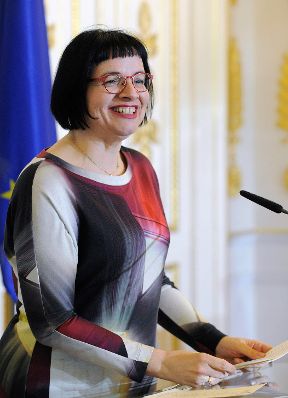 Am 11. M&auml;rz 2016 &uuml;berreichte Sektionschefin Andrea Ecker (im Bild) das &Ouml;sterreichische Ehrenkreuz f&uuml;r Wissenschaft und Kunst an Michael Kunze und Sylvester Levay.