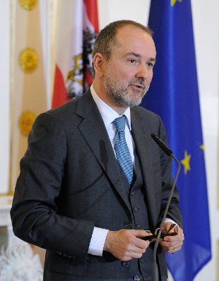 Am 11. M&auml;rz 2016 &uuml;berreichte Sektionschefin Andrea Ecker das &Ouml;sterreichische Ehrenkreuz f&uuml;r Wissenschaft und Kunst an Michael Kunze und Sylvester Levay. Im Bild Laudator Thomas Drozda, Generaldirektor der Vereinigten B&uuml;hnen Wien.