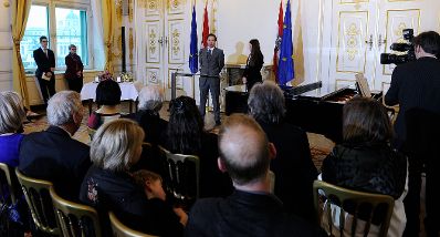 Am 11. M&auml;rz 2016 &uuml;berreichte Sektionschefin Andrea Ecker das &Ouml;sterreichische Ehrenkreuz f&uuml;r Wissenschaft und Kunst an Michael Kunze und Sylvester Levay. Im Bild Alice und Sylvester Levay jr., Kinder des Geehrten Sylvester Levay.